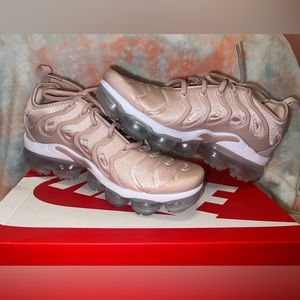 Nike Womens Air Vapormax Plus Sneakers